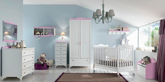 Dormitorio infantil con cuna blanca estilo shabby chic