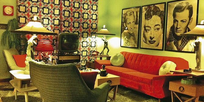 Salón con productos vintage estilo pop art tonos verdes y rojos